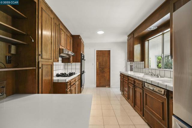 305 Overhill Rd, Orinda CA: https://media.crmls.org/mediaz/a7c6cb24-74bd-4533-b2cf-0fff4894a839.jpg