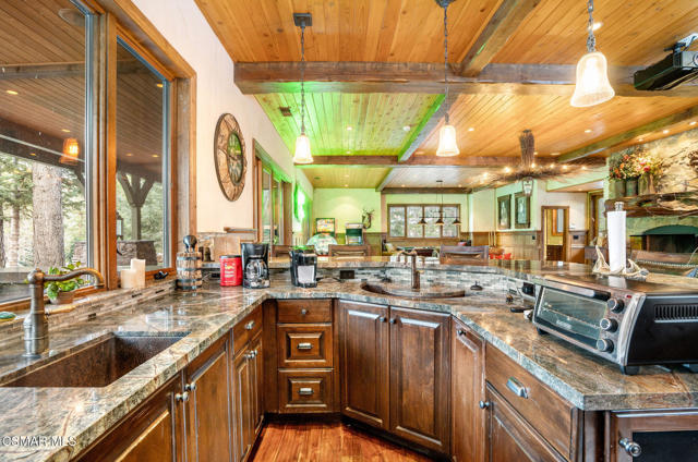 32310 Hummingbird Court, Running Springs CA: https://media.crmls.org/mediaz/a7c73e60-b05f-4a0a-a89b-81170c7f4a4d.jpg