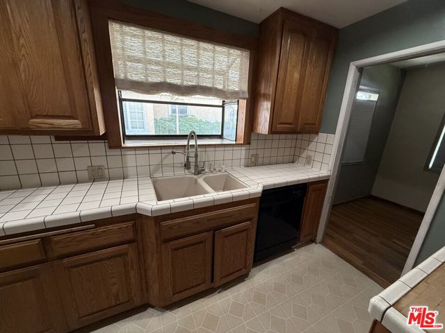 2952 Midvale Avenue, Los Angeles CA: https://media.crmls.org/mediaz/a7c76475-c1f7-4a2e-aff8-eabc70ab44fb.jpg