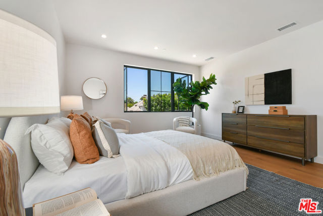 112 S Valley Street, Toluca Lake CA: https://media.crmls.org/mediaz/a7c81ada-27cf-4db0-8a3e-18f3ae4e5465.jpg