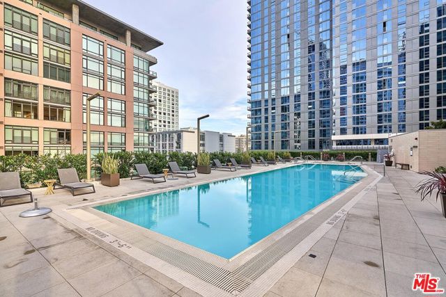 1155 S Grand Avenue, Los Angeles CA: https://media.crmls.org/mediaz/a7c87270-a777-4138-8a03-1874871325f5.jpg