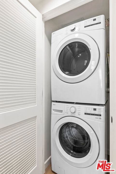 1414 1/2 S Beverly Dr, Los Angeles CA: https://media.crmls.org/mediaz/a7c96266-0a74-4a6d-9953-4b89491d9db2.jpg