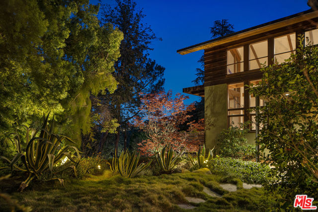2669 Harlesden Court, Los Angeles CA: https://media.crmls.org/mediaz/a7c99c55-6da7-4269-9fa8-cfdf1ff3f56b.jpg