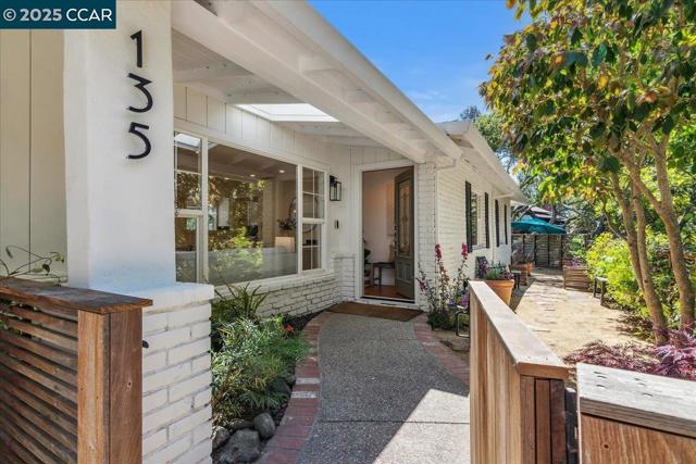 135 Camino Don Miguel, Orinda CA: https://media.crmls.org/mediaz/a7c9a592-56d4-4ae3-b3e8-720b007c2033.jpg