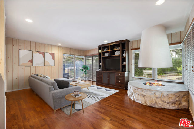 15901 High Knoll Road, Encino CA: https://media.crmls.org/mediaz/a7ca989d-15ad-431e-802b-e98599bf8dd8.jpg