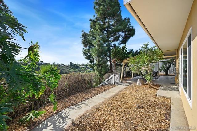 6371 Celia Vista Dr, San Diego CA: https://media.crmls.org/mediaz/a7cb0f05-bd60-40b7-acdc-42ba8e17f6f1.jpg