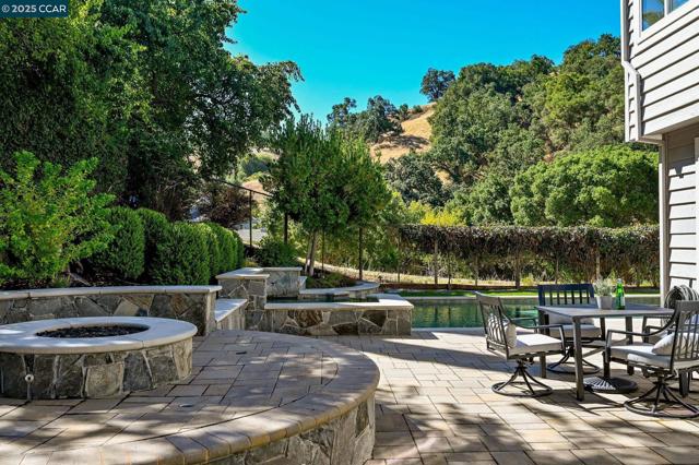 47 Kentfield Ct, Alamo CA: https://media.crmls.org/mediaz/a7cbd72c-6046-4224-8f97-4f513b4a07f9.jpg