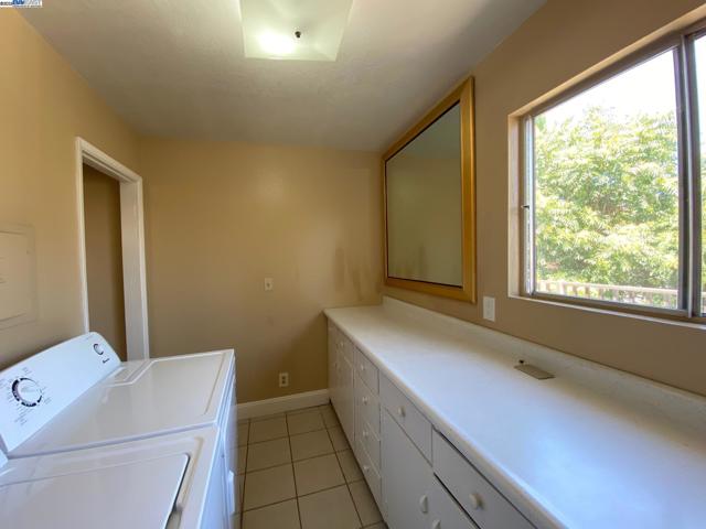 712 S 2Nd St, San Jose CA: https://media.crmls.org/mediaz/a7cc23eb-2554-4108-acde-95da5d80a985.jpg