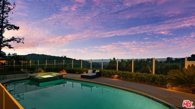 11671 Dona Alicia Place, Studio City CA: https://media.crmls.org/mediaz/a7cce9bb-8a19-4a57-abb0-cda190ea7225.jpg