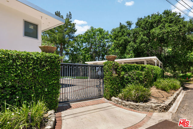 805 Norumbega Drive, Monrovia CA: https://media.crmls.org/mediaz/a7cd5528-d9c4-4061-8feb-b57521c29ff4.jpg