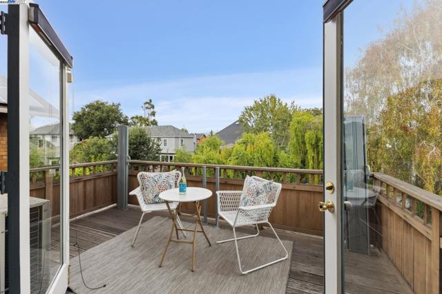 3215 Liberty Ave, Alameda CA: https://media.crmls.org/mediaz/a7cdad41-b1c6-4b80-9b06-19a5eeaec315.jpg