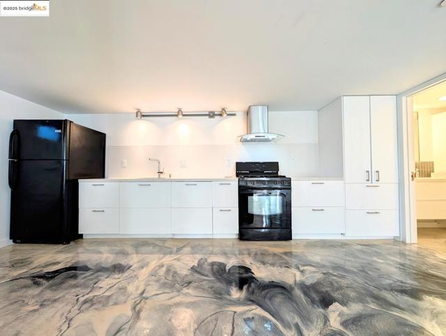 206 Donohoe ST, East Palo Alto CA: https://media.crmls.org/mediaz/a7cf9100-5caa-486b-8962-bb948ad65e77.jpg