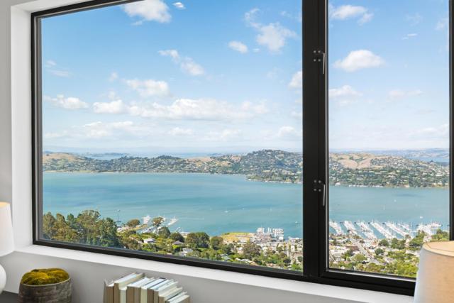 3 Wolfback Ridge Road, Sausalito CA: https://media.crmls.org/mediaz/a7d036b9-a2be-4c2b-a533-57b07ff93dbf.jpg
