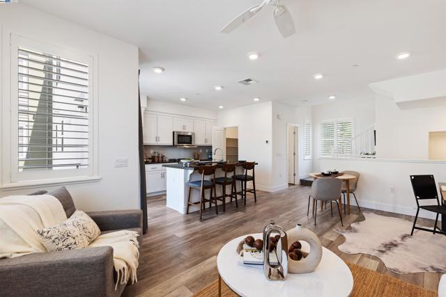 29231 Hub Ct, Hayward CA: https://media.crmls.org/mediaz/a7d0913d-e381-4729-85e0-22212ab1f132.jpg