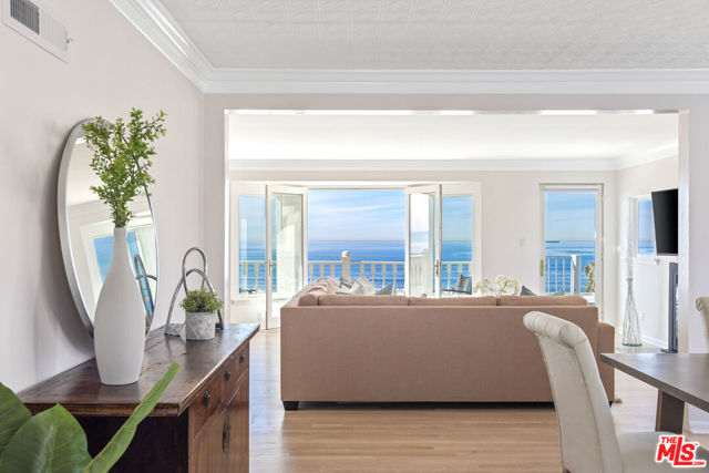 2407 Bayview Drive, Manhattan Beach CA: https://media.crmls.org/mediaz/a7d10861-591b-466f-b6c5-05d9ababae70.jpg