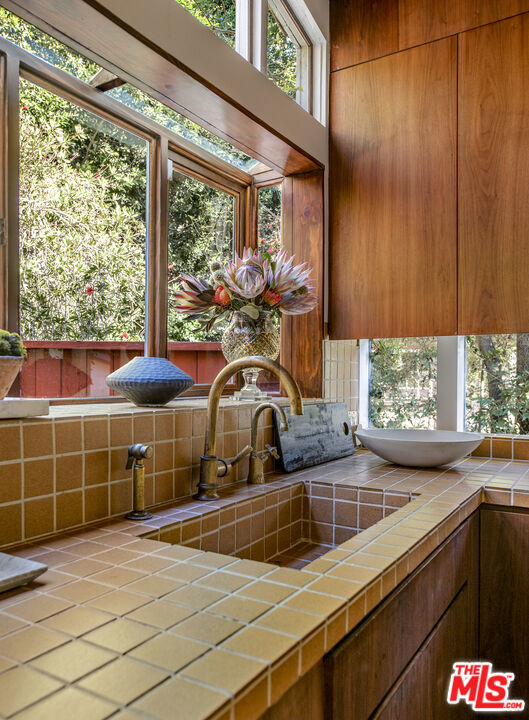 8027 Willow Glen Road, Los Angeles CA: https://media.crmls.org/mediaz/a7d14759-c708-4795-8aec-15c9a1317193.jpg