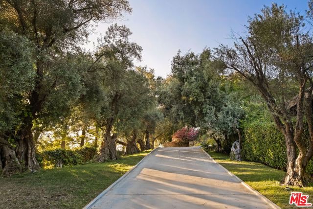 11531 Amanda Drive, Studio City CA: https://media.crmls.org/mediaz/a7d1b7e0-7279-4e2c-b64a-9a3998d73e5e.jpg