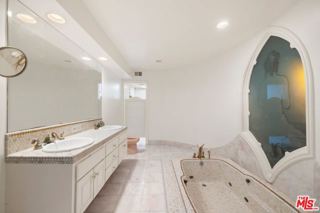 1727 Stone Canyon Road, Los Angeles CA: https://media.crmls.org/mediaz/a7d1ed24-040f-433d-aea6-2d79326eb2b3.jpg