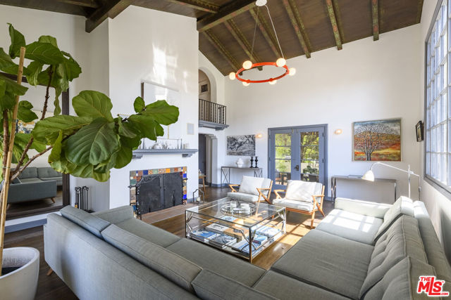 5181 Franklin Avenue, Los Angeles CA: https://media.crmls.org/mediaz/a7d219e6-16e4-403e-afaf-abc44a65b1e0.jpg
