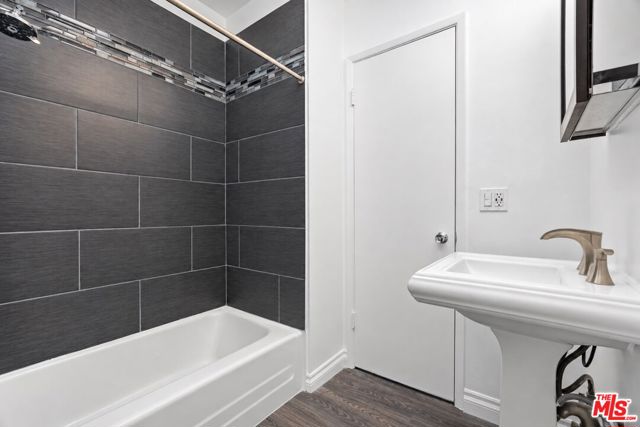 6160 Whitsett Avenue, 10 photo 18