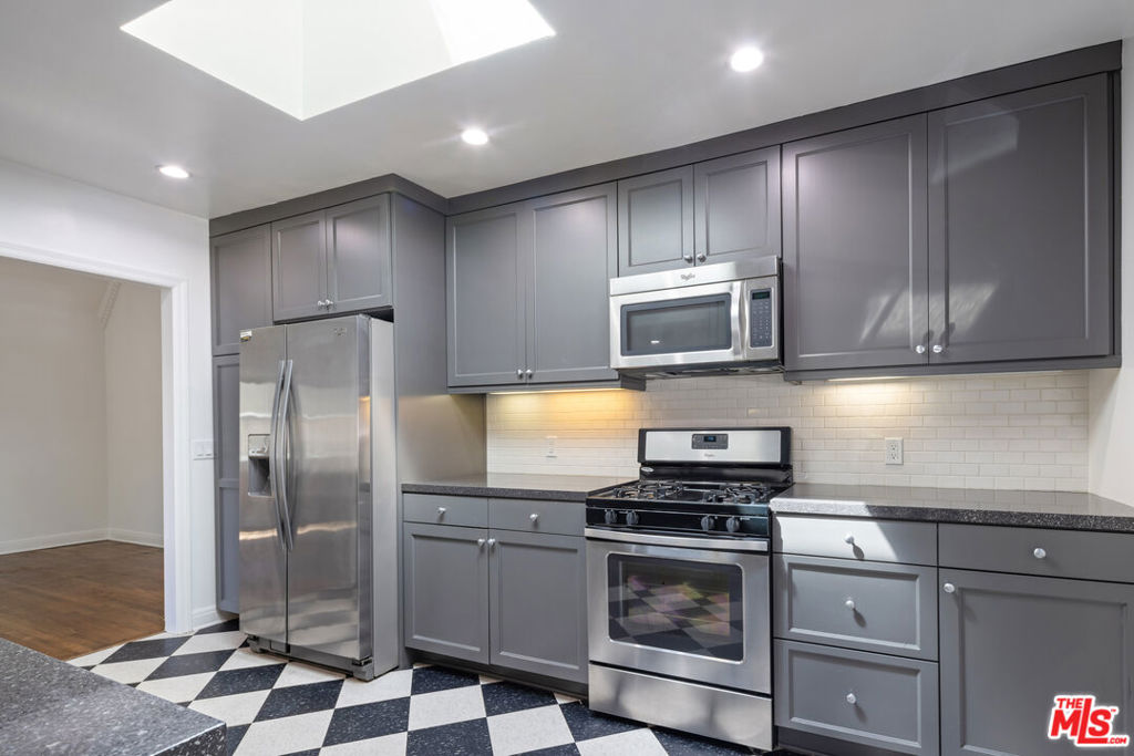https://media.crmls.org/mediaz/a7d321a0-7ff3-4782-a5e0-475295e31582.jpg?preset=X-Large