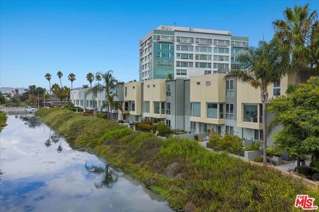 310 Washington Boulevard, Marina del Rey CA: https://media.crmls.org/mediaz/a7d32475-e5a7-430a-b6a6-7ee26bc293b5.jpg