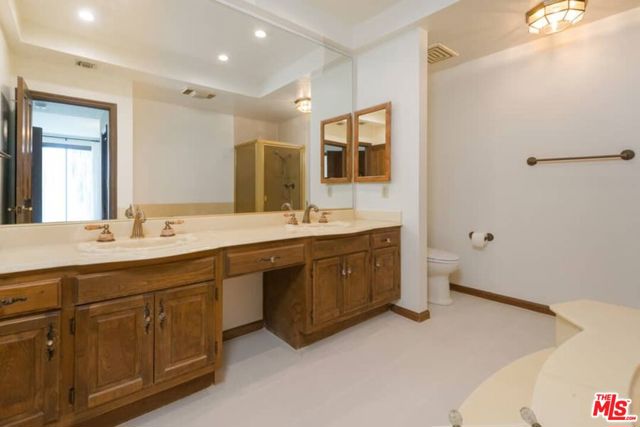 10794 Wilkins Avenue, Los Angeles CA: https://media.crmls.org/mediaz/a7d3a226-5218-4482-a99d-e6cd5fc07d8a.jpg