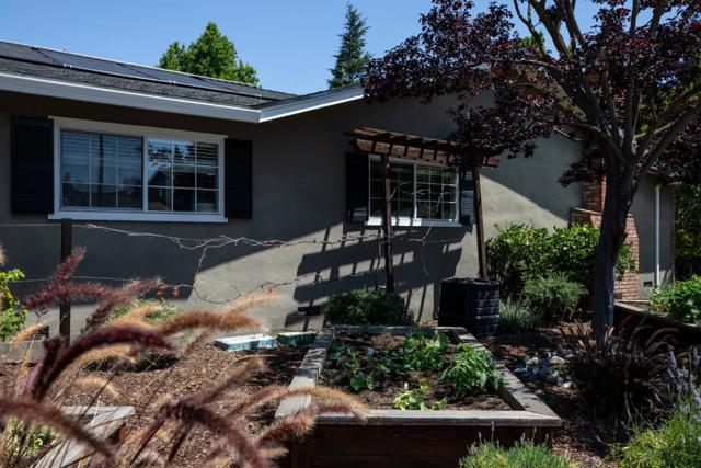 2726 Saint Giles Lane, Mountain View CA: https://media.crmls.org/mediaz/a7d55a87-e18e-446a-8afd-f8545321ca5d.jpg