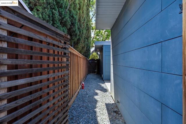 4003 Santa Fe CT, Concord CA: https://media.crmls.org/mediaz/a7d5d685-7bc7-459c-911d-1e70638e97bd.jpg