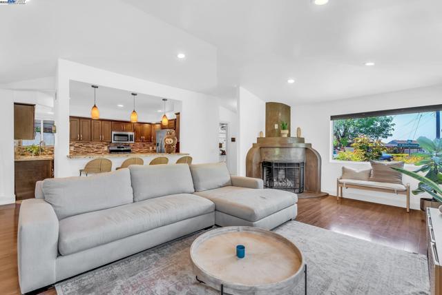 6400 Mokelumne Ave, Oakland CA: https://media.crmls.org/mediaz/a7d62446-82f9-4405-b885-5905ee2498dd.jpg