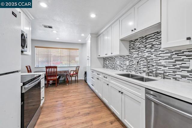 5050 Valley Crest Dr, Concord CA: https://media.crmls.org/mediaz/a7d6ca05-acdc-403b-bb13-3465e001ca9d.jpg