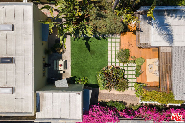 2311 Glencoe Avenue, Venice CA: https://media.crmls.org/mediaz/a7d77c7e-cdd5-47ee-b3e1-d8f77bdea8b5.jpg