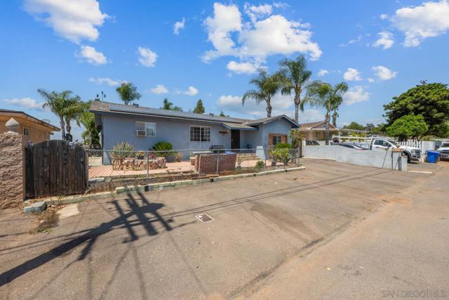 124 E View St, Fallbrook CA: https://media.crmls.org/mediaz/a7d87c2c-cf50-4dcd-b002-2f0ce772ae7c.jpg