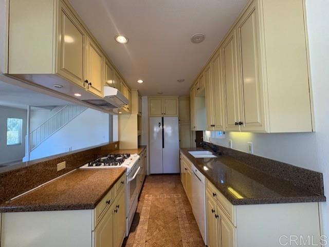 Detail Gallery Image 3 of 19 For 840 Olive Ave, Coronado,  CA 92118 - 2 Beds | 1/1 Baths