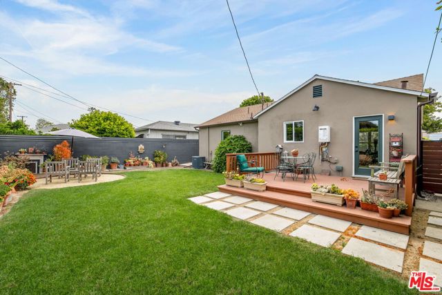 11521 Segrell Way, Culver City CA: https://media.crmls.org/mediaz/a7dac45a-4997-4b43-b69c-49ab123bbcd7.jpg