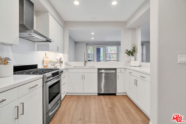 7100 Playa Vista Drive, Playa Vista CA: https://media.crmls.org/mediaz/a7db0d75-337b-4027-b4bd-ef814f9872f1.jpg