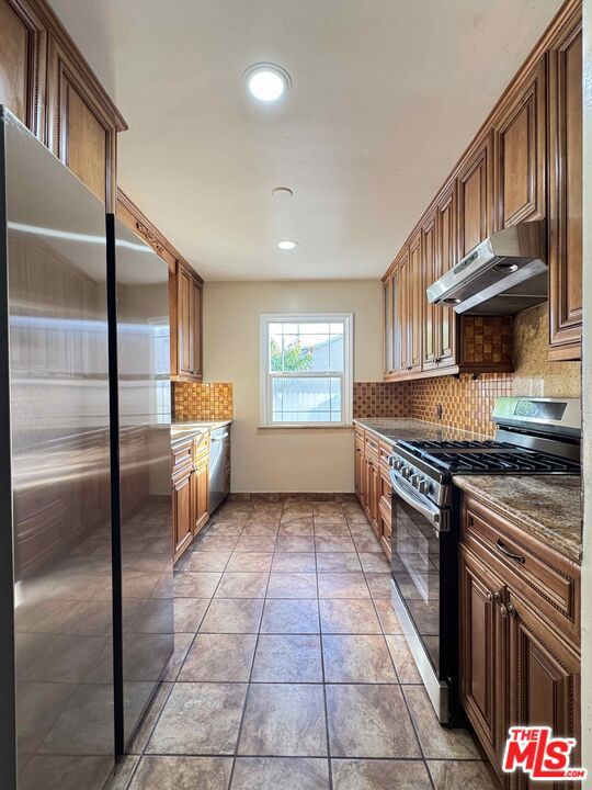 7516 Oakdale Avenue, Winnetka CA: https://media.crmls.org/mediaz/a7db9cfe-72a7-4a6a-8816-dd553eba78dd.jpg