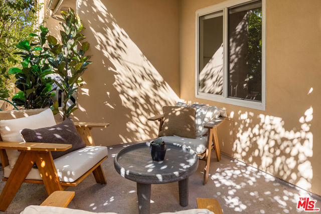911 7th Street, Santa Monica CA: https://media.crmls.org/mediaz/a7dd4a97-3cea-44e4-b9d5-7d82ce573322.jpg