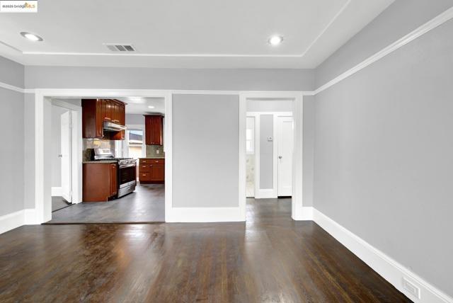 1009 106Th Ave, Oakland CA: https://media.crmls.org/mediaz/a7e01e11-1102-42b5-a811-efb073bf0662.jpg