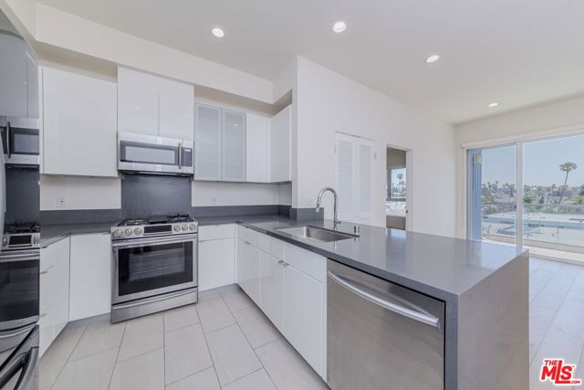 105 S Mariposa Avenue, Los Angeles CA: https://media.crmls.org/mediaz/a7e047a4-5969-409f-9b07-2665d2128efc.jpg