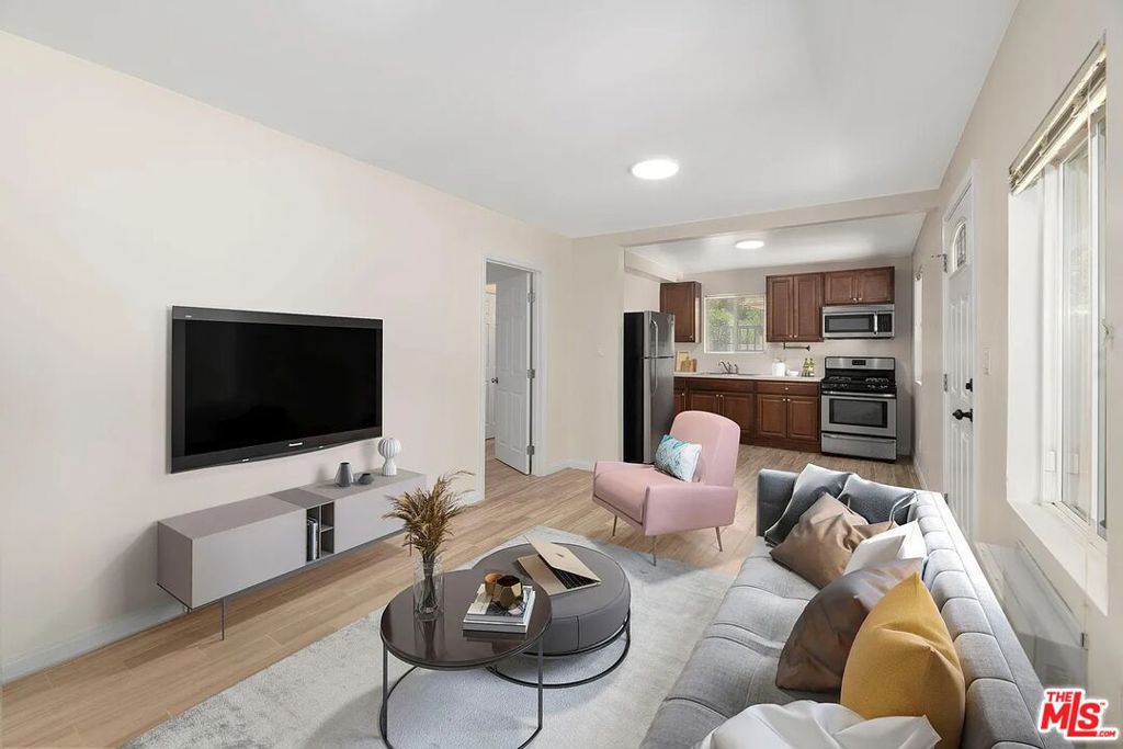 5249 Satsuma Avenue #1/2