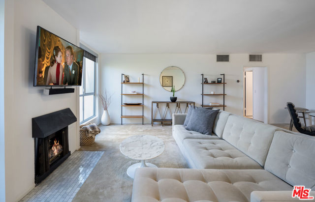 927 N Kings Road, West Hollywood CA: https://media.crmls.org/mediaz/a7e38ffb-5733-45ae-a5e2-845a0fcc65e3.jpg