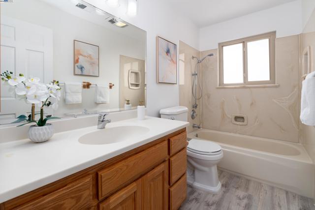 310 Trestle Glen Ct, Walnut Creek CA: https://media.crmls.org/mediaz/a7e3e4fc-8ecf-466f-86fa-6e5490ad3440.jpg