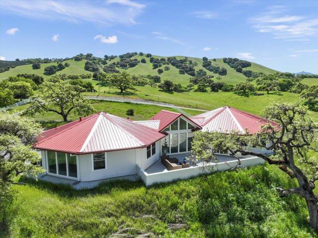 22500 Pacheco Pass Hwy,  CA: https://media.crmls.org/mediaz/a7e4311c-cc95-4b4f-a8f3-5b9673566268.jpg