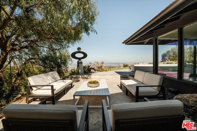 4 Buckboard Lane, Rolling Hills CA: https://media.crmls.org/mediaz/a7e51458-537a-4491-9a63-ea7552069ed5.jpg