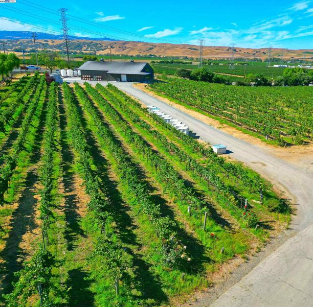 2915 S Vasco Rd, Livermore CA: https://media.crmls.org/mediaz/a7e71957-5c5e-4f71-a841-77c1b1335e9d.jpg
