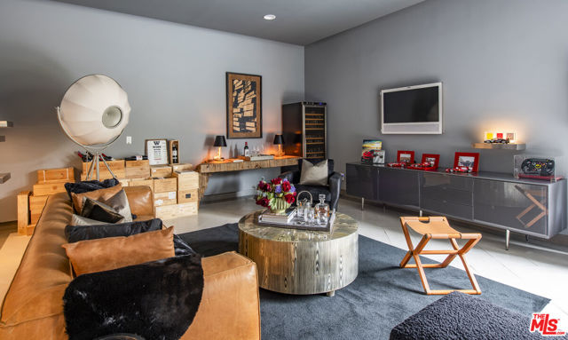 9852 San Circle, Beverly Hills CA: https://media.crmls.org/mediaz/a7e72458-fddd-4c52-b1f0-72d091a17b19.jpg