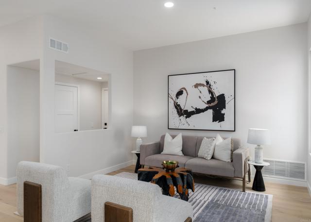 Detail Gallery Image 21 of 46 For 14004 Calle Venecia, San Diego,  CA 92130 - 4 Beds | 2/1 Baths