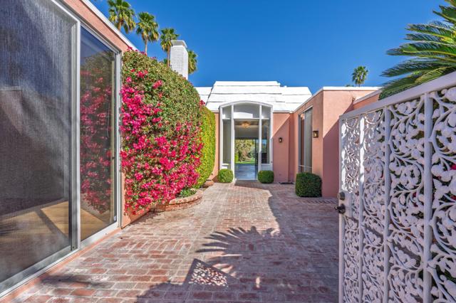 46640 Amir Drive, Palm Desert CA: https://media.crmls.org/mediaz/a7e8f01d-81d8-4173-9530-63f2d3b9dc15.jpg