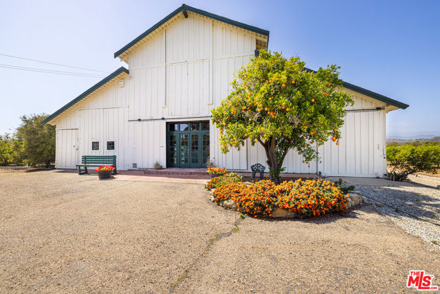 13721 W Telegraph Road, Santa Paula CA: https://media.crmls.org/mediaz/a7e915fa-6f0d-48c4-bdbd-15a791c0a6f4.jpg